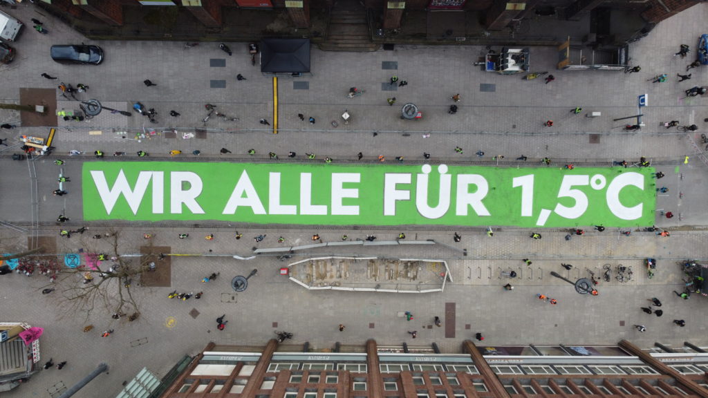 Wir Alle Für 1,5°C Schriftzug auf der Mönckebergstraße von Fridays for Future Hamburg