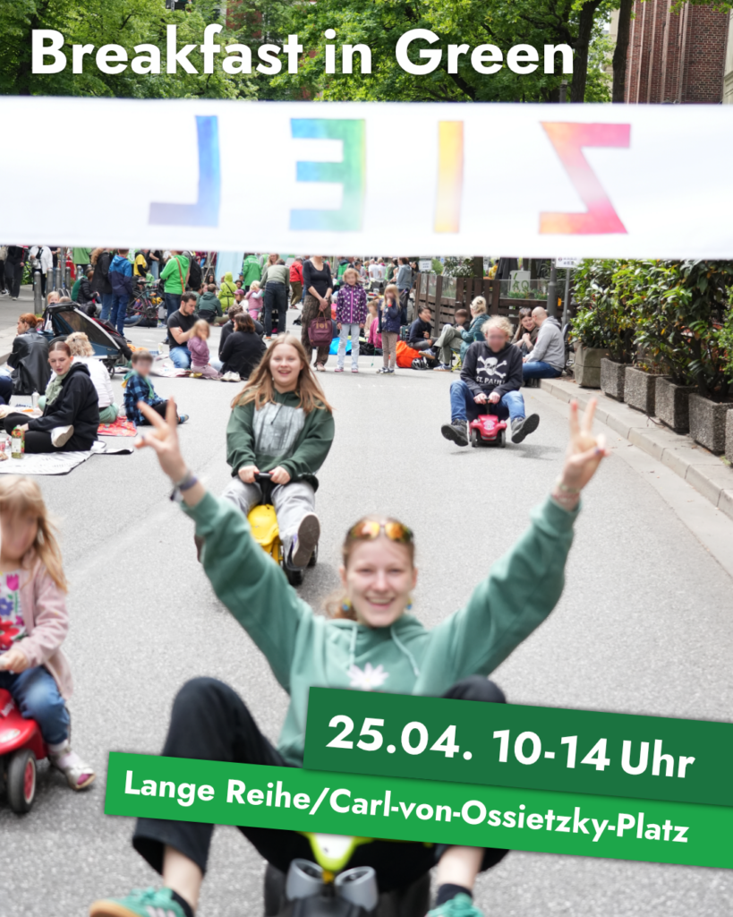 Im Hintergrund Menschen auf Bobbycars, die durch eine Ziellinie fahren, im Vordergrund Text, oben "Breakfast in Green!", unten - mit weißem Text auf grünem Hintergrund - "25.04. 10-14 Uhr" und, kleiner, "Lange Reihe/Carl-von-Ossietzky-Platz"