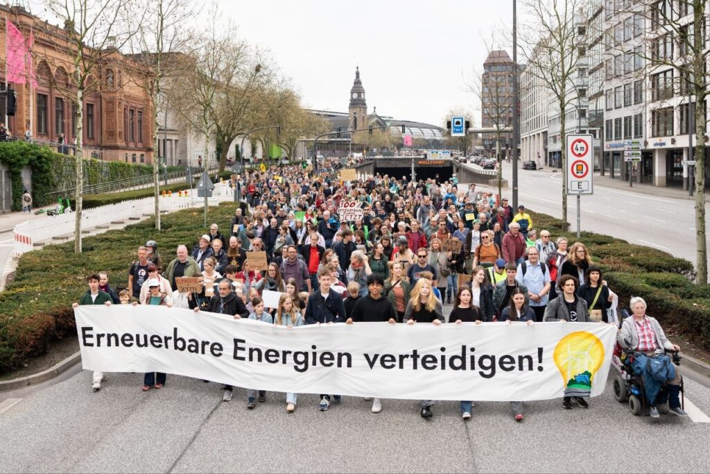 Große Menschenmenge bei Demo mit Banner "Erneuerbare Energien verteidigen!", in Hamburger Innenstadt